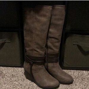 Brown boots with tassels.